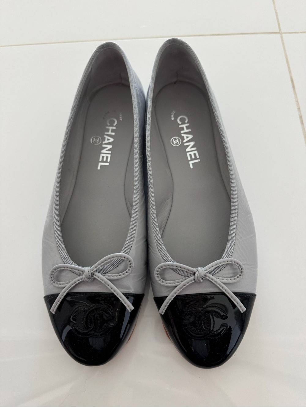 CHANEL Two-Tone Gray Leather Ballet Flats with Black Patent Cap Toe - Picture 4 of 7